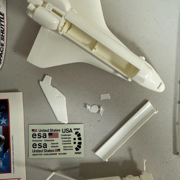 Vintage NASA Space Shuttle Model 1986 Monogram Snap Tite Astronauts 1/200 #5905 - Picture 2 of 9
